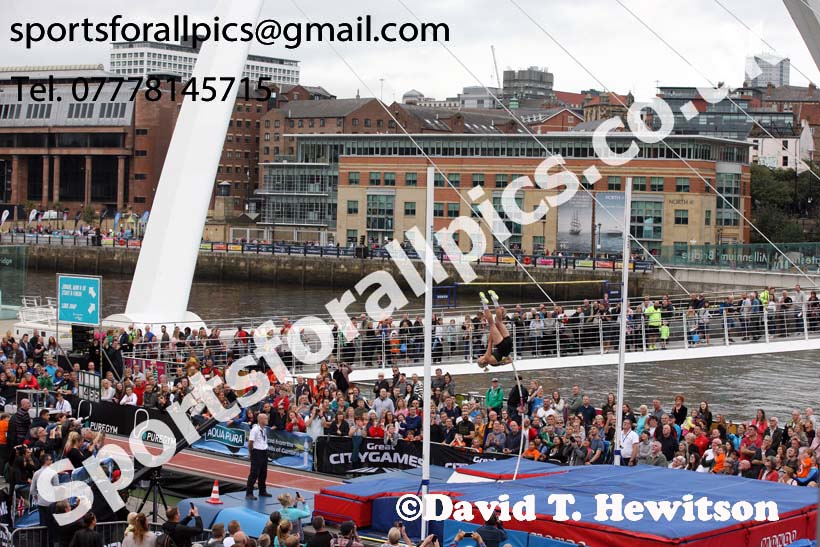 Womens pole vault, 2018 Great North CityGames. Photo: David T. Hewitson/Sports for All Pics
